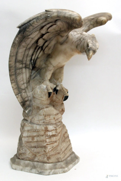 Aquila, scultura in alabastro, inizi XX sec., H. 43 cm., restauri e difetti.