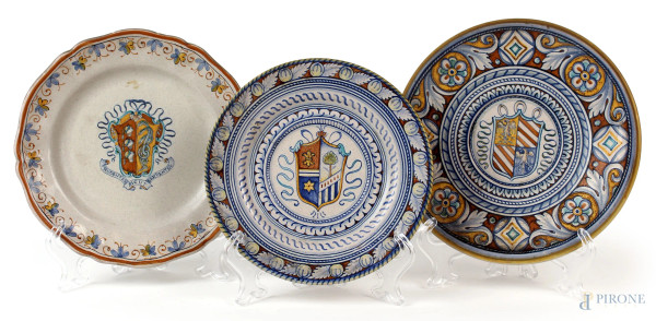 Tre piatti in ceramica manifattura Grazia Deruta, decori a stemmi araldici e  motivi floreali astratti, diametro max cm 21, XX secolo, (difetti).
