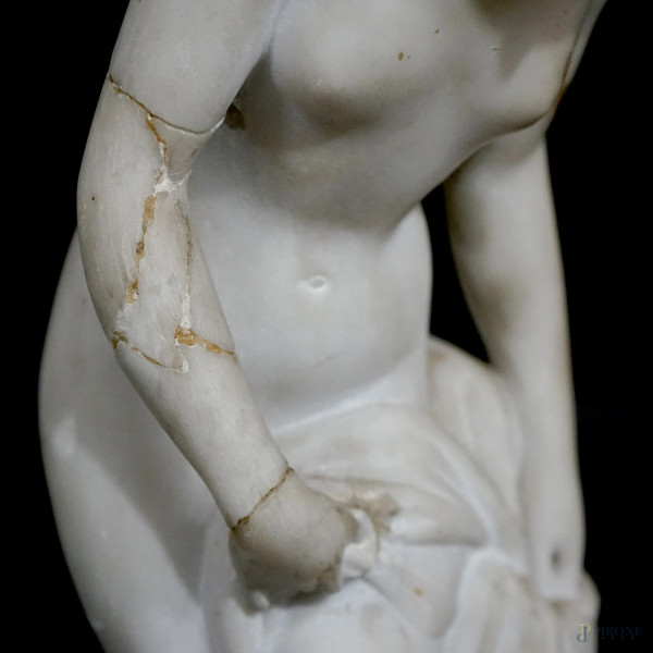 Venere, XX secolo, marmo, altezza cm 43, (difetti)