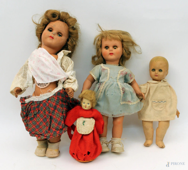 Lotto composto da quattro bambole di cui due grandi e due piccole, H massima 42 cm.