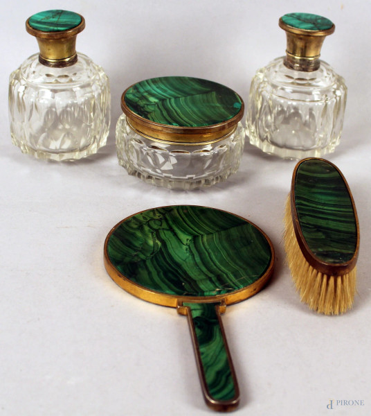 Servizio da toletta in cristallo, argento e malachite, composta da: due portaprofumi, un cofanetto, una spazzola ed un specchietto, (h. specchio 25 cm).
