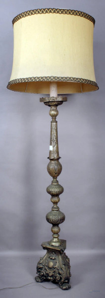 Portacero in legno rivestito in lamina di metallo sbalzata e argentata, altezza 172 cm, XIX sec.