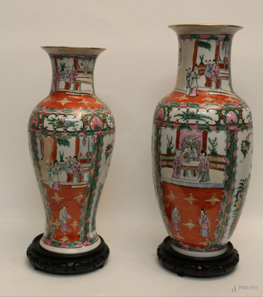 Lotto composto da vasi diversi in porcellana Canton a decoro di fiori e gheishe, H 47 cm e 42 cm.