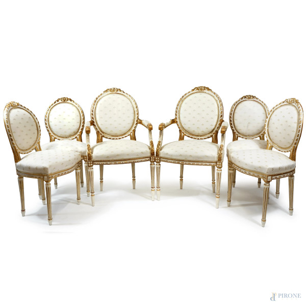 Set di quattro sedie e due poltroncine stile Luigi XVI in legno intagliato, laccato e dorato, XX secolo, misura max cm 102x59x43