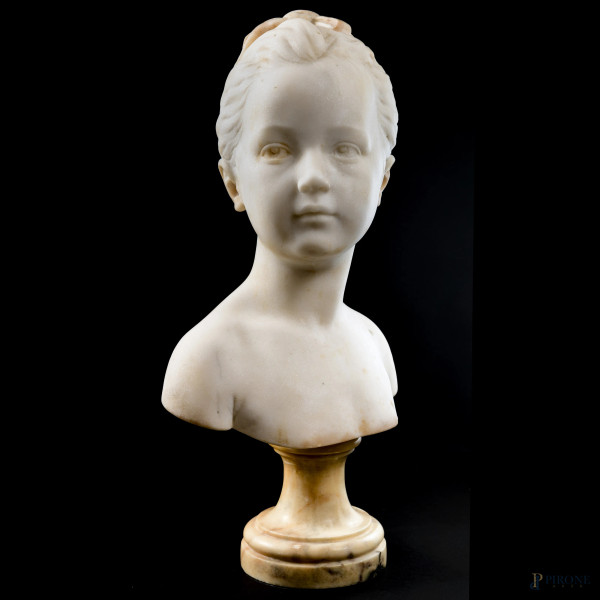 Scultura in marmo zuccherino raffigurante busto di fanciulla su base in marmo, XIX secolo, altezza cm 44 (difetti, rotture alla base)