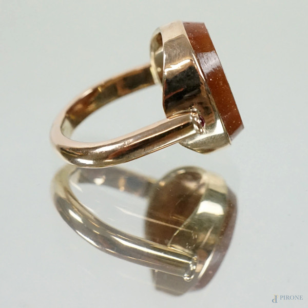 Anello in oro 9 kt con micromosaico raffigurante arco romano, su fondo in avventurina e due rubin...