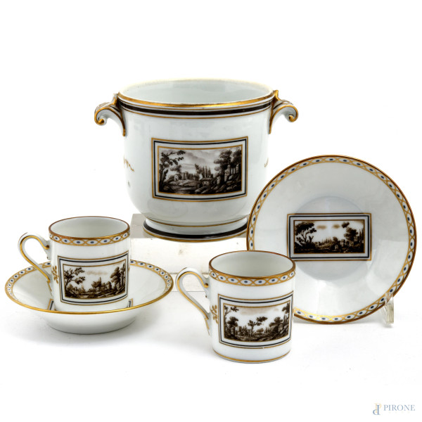Lotto di due tazzine con piattini e una tazza a doppia presa in porcellana Ginori nei toni del bianco e oro con scene di paesaggio, misura massima cm 10x14