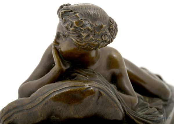 Scultura in bronzo patinato raffigurante nudo di giovane donna distesa, XX secolo. Base in marmo....