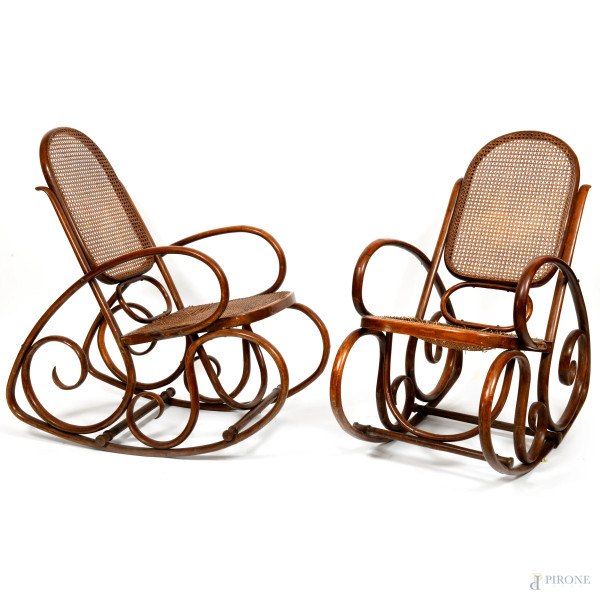 Coppia di sedie a dondolo in legno piegato a vapore con seduta e schienale in vimini, XX secolo, cm 100x92x54,5, (difetti, rotture alle sedute)