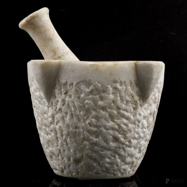Mortaio con pestello in marmo, XX secolo, cm 12,5x18, (segni di usura, scalfiture)