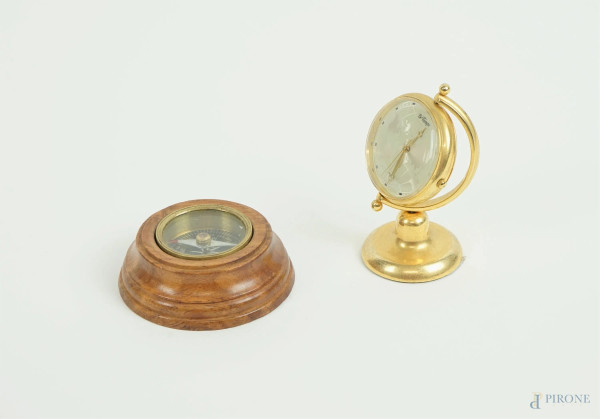 Lotto composto da un orologio ed una bussola, XX secolo, cm h 7,5x4,5