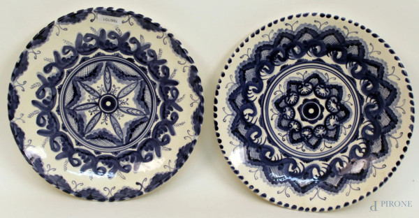 Lotto composto da due piatti da muro in porcellana blu, diametro 31 cm.