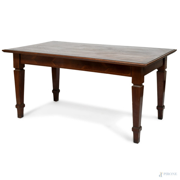 Tavolo rettangolare in legno impiallacciato e intarsiato in varie essenze. XX secolo, cm 79x160x80, (segni di sura, scalfiture, difetti)