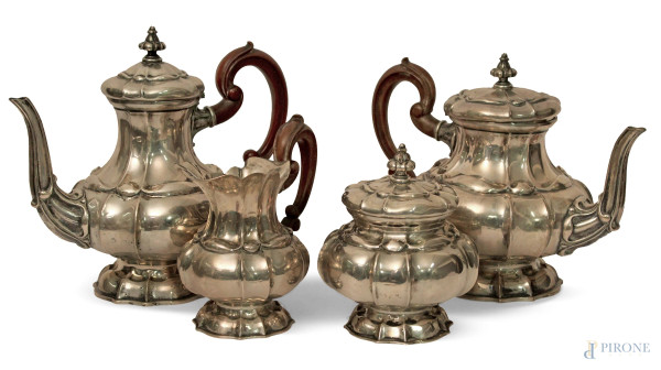 Servizio tè e caffè in argento sbalzato con manici in legno,gr. 2750,  XIX sec., pz. 4,