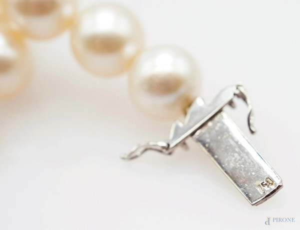 Collana di perle con chiusura in oro bianco 18 kt, lunghezza cm 59, peso gr. 68,6