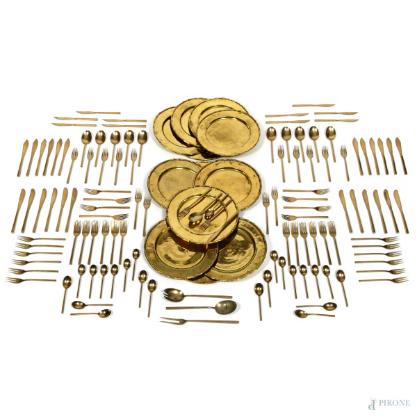 Servizio in metallo dorato composto da: 12 piatti piani, 11 cucchiai, 11 cucchiaini da dolce, 12 cucchiaini da caffè, 24 forchette, 12 forchettine da dolce, 12 forchette da pesce,  12 coltelli da pesce, 12 coltelli, 11 coltelli da bistecca dorato, 3 posate da portata, (segni di usura, difetti)