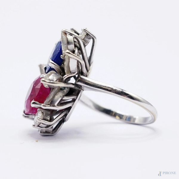 Anello in oro bianco con rubino, zaffiro e diamanti, peso lordo gr.7,6, misura 9