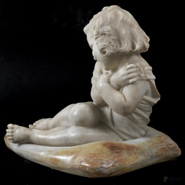 Emilio Fiaschi (1858-1941), Bambina adagiata sul cuscino, scultura in marmo e alabastro, firmato ...