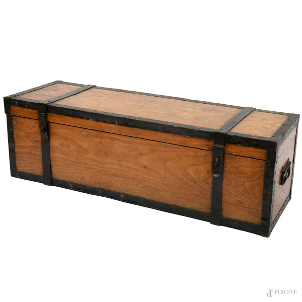 Baule in legno con profili e cerniere in ferro battuto, XX secolo, cm 27,5x90x28