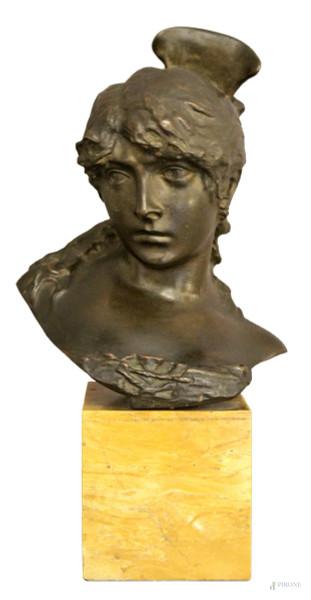 Davide Calandra - Busto di fanciulla in bronzo brunito poggiante su base in marmo, H 24 cm.