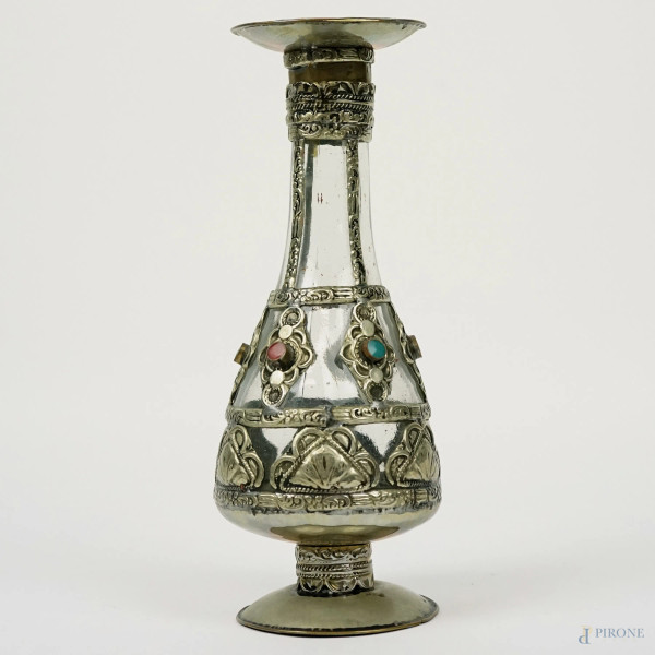 Vasetto in vetro con gabbia laminata in metallo argentato e pietre incastonate, cm h 21,5, arte orientale, XX secolo, (difetti).