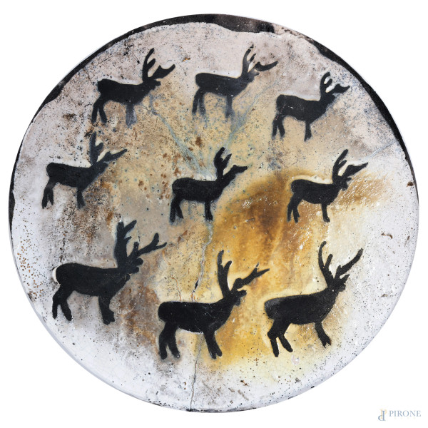 Piatto in ceramica Montuschi con decorazione a cervi, XX secolo, diametro cm 36, (segni di usura, difetti)