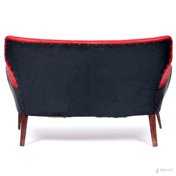 Salotto composto da divano e coppia di poltrone con struttura in legno e rivestimento in similpel...