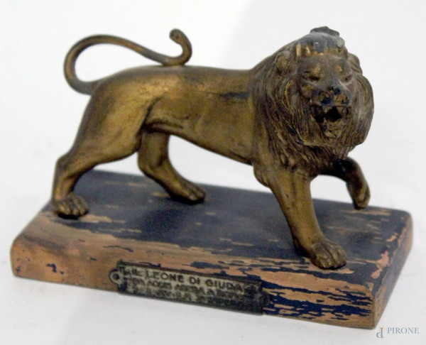 Il Leone di Giuda a Roma, scultura in metallo dorato con base in legno, 