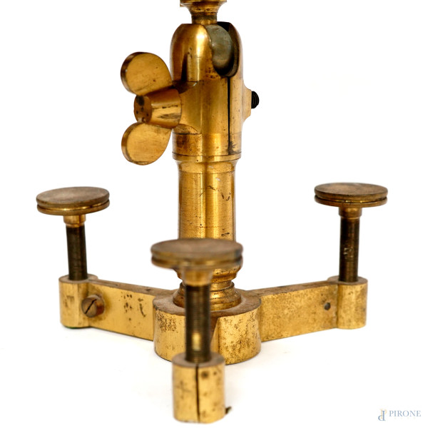 Strumento scientifico antico firmato Richer à Paris, realizzato in ottone con scala graduata inci...