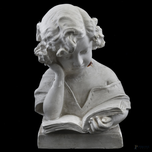 Busto di fanciulla in lettura, XX scultura in gesso, altezza cm  31, (segni di usura, scalfiture, rotture, mancanze, restauri)