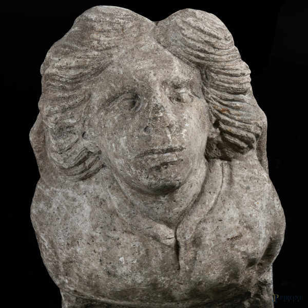 Lotto di due frammenti scultorei in pietra raffiguranti busti femminili, XVII-XVIII secolo, cm 68...