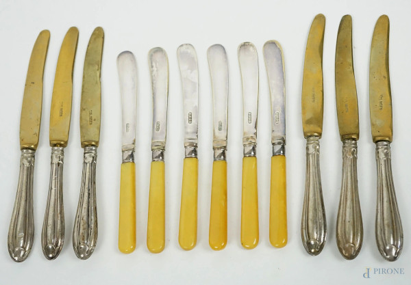 Due set di coltellini con manici in argento e resina, metà XX secolo, entro custodie, lunghezza max cm 19, (segni del tempo).