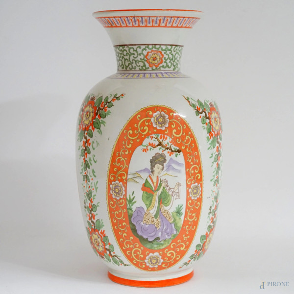 Vaso in porcellana policroma, arte orientale, XX secolo, cm h 36, (difetti)