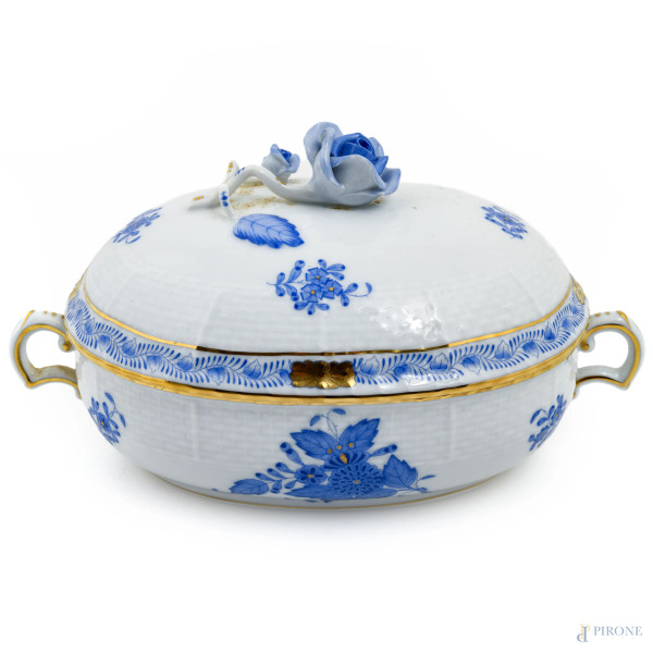 Cofanetto in porcellana Herend a doppia prese e coperchio, decorato a motivi floreali nei toni del bianco, dell'oro e del blu, XX secolo, cm 8,5x19x12, (lievi segni di usura del tempo e piccole perdite di doratura)