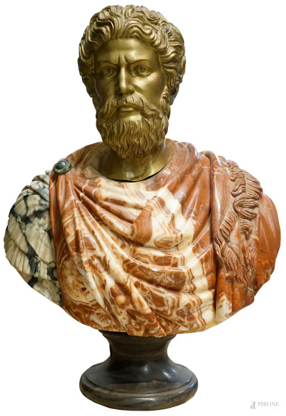 Busto di imperatore romano in marmi policromi, con testa bronzo dorato, XX secolo, cm h 82