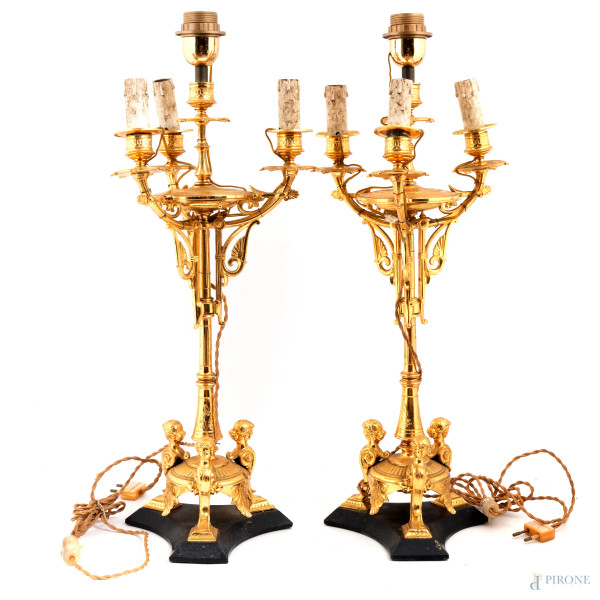 Coppia di candelabri in metallo dorato montati a lampada da tavolo, XX secolo, altezza cm 62, (segni di usura, scalfiture, difetti, da revisionare)
