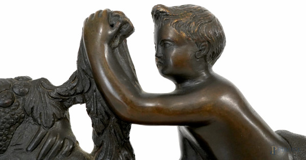 Allegoria con putto, bronzo su base lignea, XX secolo, cm 26x38x10, (difetti)