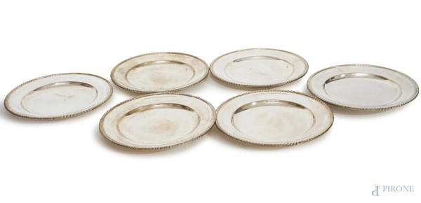 Piatti in argento con bordo decorato a nastrino, manifattura italiana, XX secolo, diametro cm 19, peso gr. 1199, set composto da 6 pezzi