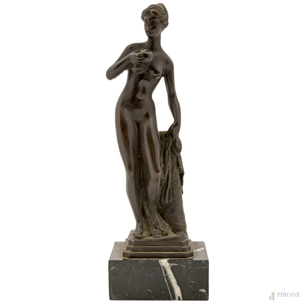 Scultura in bronzo raffigurante Venere con la mela, XX secolo, piedistallo in marmo, cm 28