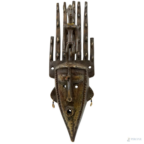 Maschera intagliata in legno, ferro, rame cotone e perline, cm 67x20x17, popolo Marka Ntomokum Bamana, Mali, XX secolo, (difetti).