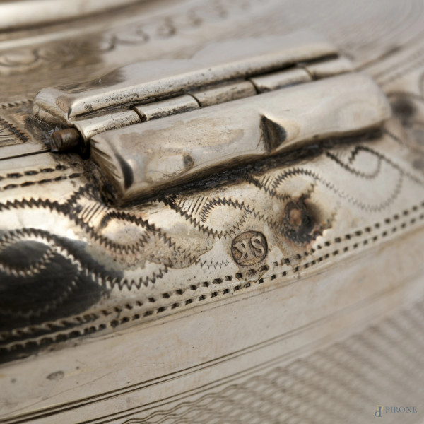 Portabonbon in argento con presa a foggia di leone poggiante su quattro piedini, XIX secolo, cm 1...