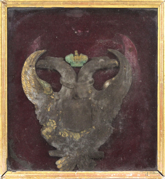 Antico stemma araldico in legno intagliato e dorato raffigurante aquila bicefala, cm 20,5x19,5, entro teca di vetro, (difetti e mancanze).