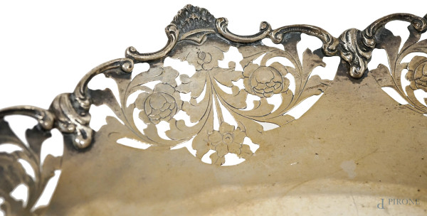 Centrotavola in argento con bordo mistilineo lavorato a cesello e traforato a motivi floreali, po...