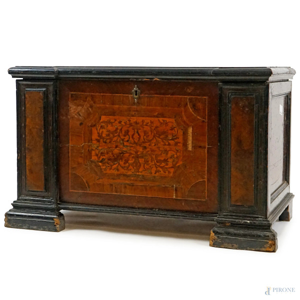 Cassapanca in legno lastronato ed intarsiato in varie essenze, XVIII secolo, profili ebanizzati, piedi a mensola, cm h 56x90x52, (difetti).