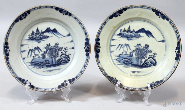 Coppia di piatti in porcellana bianco e blu a decoro di paesaggi, diametro 22,5 cm, Cina XX secolo, (difetti).