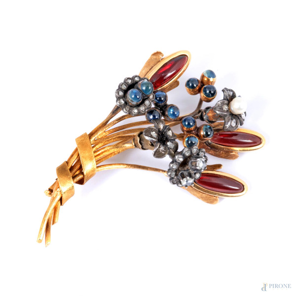 Spilla in oro 18 kt a guisa di mazzo di fiori con tormaline, zaffiri, perla e schegge di diamanti, cm 8x5, peso complessivo gr 39,6, (mancanza di una perla)