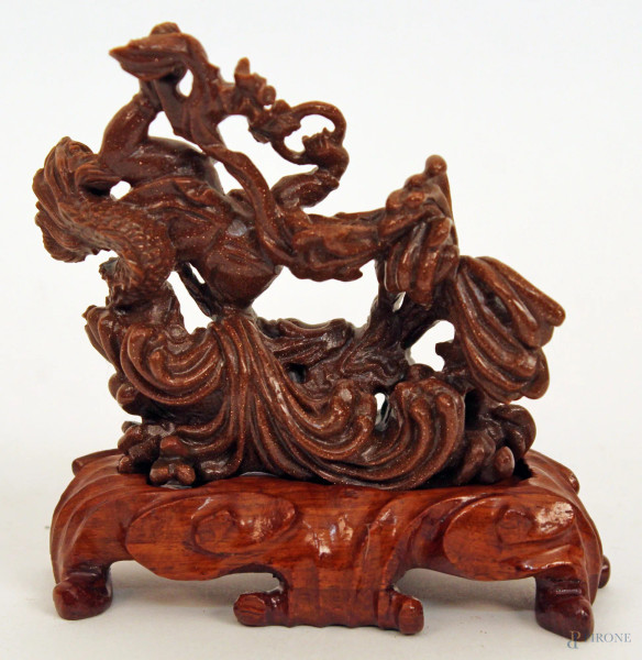 Mandarino, scultura poggiante su base, H 8 cm.