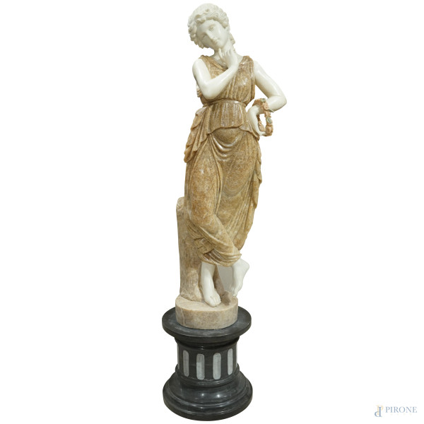 Coppia di sculture in marmo e alabastro rappresentanti due figure allegoriche femminili, basi in ...