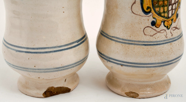 Coppia di albarelli in maiolica decorati con stemmi policromi, corpo cilindrico rastremato al cen...