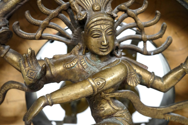Scultura in bronzo raffigurante la divinità indù Shiva Nataraja, XX secolo, altezza cm 38,5